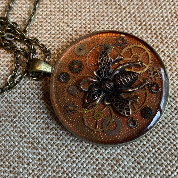 Bee Necklace Vintage Watch Gears - Picture 2 of 6